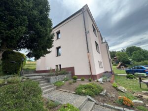 Detail dokončené fasády a soklu rodinného domu v Jílovém u Prahy